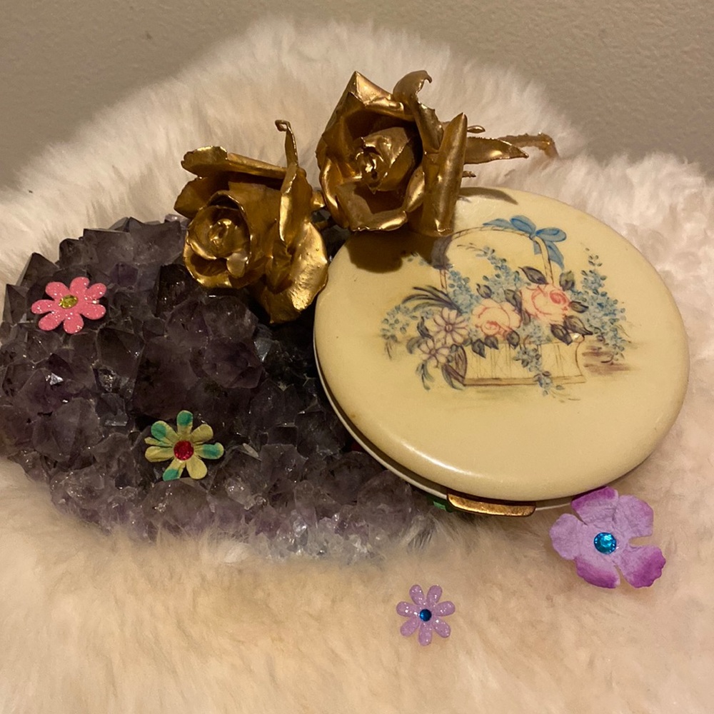 Vintage Celluloid Compact by Rex Fifth Avenue,hand painted basket of flowers💐😎